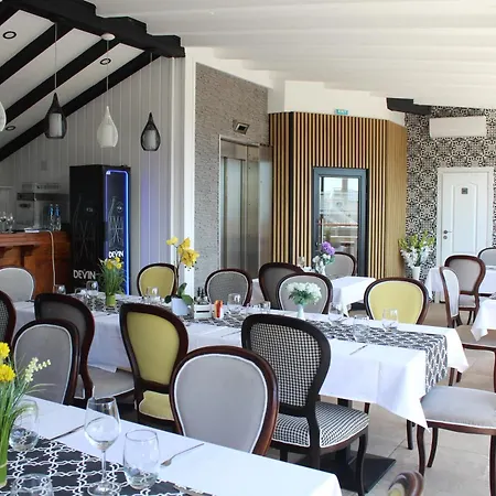 Отель Vemara Boutique Hotel-free Parking 3*