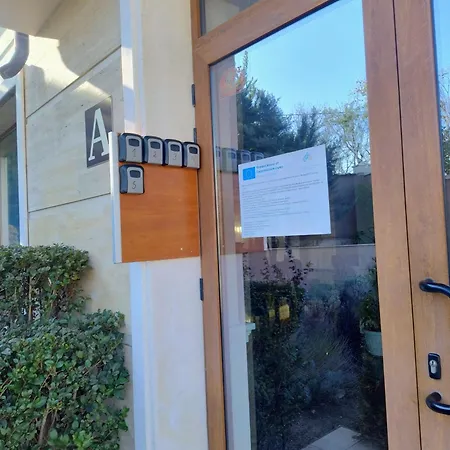 Vemara Boutique Hotel-free Parking מלון 3*